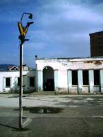 Bahnhofsgebaude von Elbasan vom Bahnsteig aus gesehen im Jahr 2004.