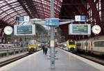 Totale Symmetrie im Bahnhof Antwerpen Centraal: Zwei verschiedene Typen Regionalzüge warten auf die Abfahrt.