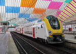 Neuer doppelstöckiger Regionalzug im farbigen, wunderschönen Bahnhof Liège-Guillemins.