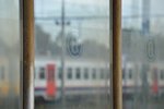 In den Fensterscheiben der Wartehäuschen im Bahnhof Mouscron/Mouskroen ist das Logo der belgischen Staatsbahn abgebildet.