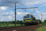 Mit einem langen Güterzug am Haken befährt die 1212 der SNCB/NMBS den Gleisbogen bei Ekeren.