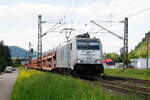 Lineas 186 181 mit einem Zug voller neuer Autos einer schwedischen Marke am 09.05.2024 bei Braubach, rechte Rheinstrecke.