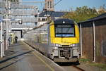 IC-Zug nach Brügge wartet auf Gleis 7 vom Bhf Blankenberge auf Abfahrt, 18.