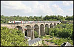 Ein Doppel Triebwagen der SNCB der Baureihe 08 ist hier auf dem Viadukt in Höhe der Kasematten in Luxembourg am 22.5.2023 um 16.21 Uhr in Richtung Gouvy bzw.