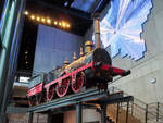 Nachbildung der 'LE BELGE', der ersten Dampflok Belgiens, aufgenommen aus ungewohnter Perspektive im Museum Train World in Brüssel.