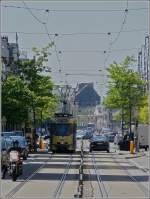 Eine Straenbahn nhert sich der Haltestelle Bruxelles Midi.