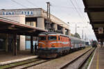 441 801 wartet mit Regionalzug nach Doboj am 27.09.2022 im Bahnhof banja Luka auf die Abfahrt, während der Lokführer seinen Arbeitsplatz erklimmt.