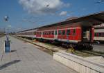 Eine interessante Wagenreihung weist der Schnellzug 2612 auf, der am 10.09.2012 im Bahnhof Varna fr die knapp 8 Stunden dauernde Fahrt nach Sofia bereit gestellt wird.