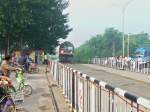 Die Lok nhert sich dem Bahnbergang in Shouguang, China, 04.08.11.