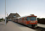 Gribskovbanen (GDS): Ein Dieseltribzug bestehend aus einem Triebwagen (Ym), einem Zwischenwagen (Yp) und einem Steuerwagen (Ys) hält am 30.