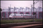 Ein ICE 1 fährt hier am 2.10.1993 in die Wartungshalle in Hamburg Eidelstedt.