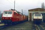 120 112 und 005 im Bw Nürnberg Rbf, 30.12.1987