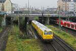 Der Gleismesstriebzug 725 101 ist am 15.12.2023 in Düsseldorf-Wehrhahn auf den Fernbahngleisen in Richtung Duisburg unterwegs.