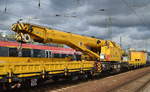 Ein Schienengleisbaukran der Firma HERING/GleisbauSabrodt vom Typ KIROW MULTITASKER KRC910 Name:  MÄUSCHEN  mit der Registriernummer:  D-GBS 99 80 9419 018-3  am Haken von  218 488-7  bei der