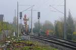 Bauarbeiten zur Elektrifizierung der Bodenseegrtelbahn, Streckenabschnitt Friedrichshafen - Lindau (||) - Herbstzeit = Nebelzeit am Bodensee.