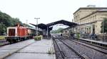 Blick nach Süden auf den Bahnhof Bad Kissingen am 12.8.96: 212 326 war mit einem Zug aus alten Schnellzugwagen auf Gleis 3 angekommen.