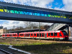 VT 623 520 mit einem weiteren Lint41 als RE4 nach Lübeck Hbf in Bad Kleinen unter der neuen in Regenbogen-Farben verglasten Fußgängerüberführung, 13.03.2020.