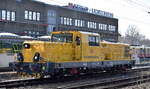 DB Netz AG, Maschinenpool Berlin mit ihrer Hybrid-Rangierlokomotive  1004 503  (NVR:  90 80 1004 503-1 D-DBMP) am 13.03.24 am Durchfahrtgleis Bahnhof Berlin-Lichtenberg.