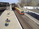 Hier fhrt 481 451 in den Bahnhof Ostkreuz ein, als ziel hat der Zug Mahlsdorf.(02.04.04)