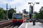 Ein Vollzug der Baureihe 481 fährt über die Stadtbahn und erreicht den Haltepunkt Berlin Tiergarten.