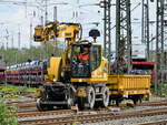 Ein Zweiwegebagger LIEBHERR 922 Rail auf Schienen unterwegs, so gesehen im April 2024 in Bochum-Langendreer.