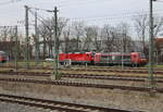 DB 146 021 rangiert die DB 143 909 am 16.02.2024 in Dessau Hbf an eine VVO-Doppelstockgarnitur der S-Bahn Dresden.