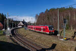 440 019 als S 9773 (Titisee - Seebrugg) bei der Ausfahrt in Feldberg-Bärental mit +13min am 28.03.2024