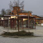 Blick auf das EG Forst, davor befindet sich der moderne Busbahnhof, die Wartebereiche sind dem Baustil des EG der ehemaligen Halle-Sorauer Eisenbahn angepasst.