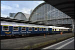 Ein Hauch von klassischem Reisen: Der Prestige Continental Express & Suisse Train Bleu am 01.01.2024 in der altehrwürdigen Bahnsteighalle des Hauptbahnhofs von Frankfurt/Main.