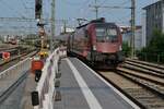Bahnsteigerneuerung und Bahnbetrieb (|) - Am zweiten, bereits erneuerten Bahnsteig von insgesamt fünf zu erneuernden Bahnsteigen zieht 1116 154 die Wagen des RJ 890, Bregenz - Frankfurt (M), am
