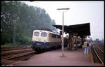 140571 durchfährt hier am 23.5.1990 um 12.04 Uhr mit einem Güterzug in Richtung Frankfurt am Main den Bahnhof Kahl.