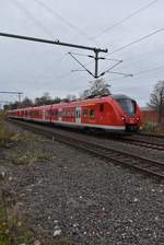 Am Samstagabend ist dieser S8 Zug in Korschenbroich gen Neuss fahrend unterwegs, an dem Tag ist eingleisiger Betrieb angesagt, auf dem Richtungsgleis nach Mönchengladbach werden Kleineisen