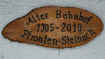 Ein Holzschild weist auf die Historie des Bahnhöfes in Pfronten-Steinach hin.