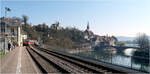 Bahnsteig mit Aussicht -     Vom Bahnsteig des Bahnhofes Laufenburg (Baden) hat man einen schönen Blick auf die Altstadt, hier der deutsche Teil und den Rhein daneben.
