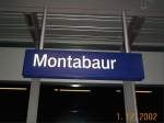 Bahnhofsschild  Montabaur  auf Gleis 1 im Abschnitt B.