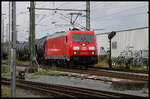DB 185243-3 verlässt hier am 17.8.2021 um 17.30 Uhr mit einem langen Kessel Wagen Zug den HBF Oldenburg in Richtung Bremen.