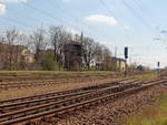 Blick von der Straße An den Wulzen zum Gleis 1 mit dem Bahnhofsgebäude und dem Bahnwasserturm des Bahnhofs Zossen am 28. April 2021.