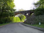 Auch die ehemalige Eisenbahnbrücke in Hohleborn blieb erhalten,über die der Mommelstein Rad-und Wanderweg führt.Aufnahme vom 26.Juni 2020.