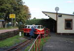 Nach der Ankunft im Bahnhof Wippergrund mu jede Lok der Parkeisenbahn Vatterode auf der dortigen kleinen Drehscheibe per Musekelkraft gedreht werden.