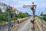 484 013 passiert als S41 die Ausfahrsignale des Güterbahnhofes von Neukölln.