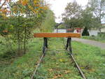 An der ehemaligen Ausfahrt aus Georgenthal,steht dieser Prellbock auf dem ehemaligen Streckengleis nach Tambach Dietharz.Aufgenommen am 22.Oktober 2023.