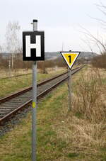Halte Tafel und Geschwindigkeitsbeschränkung in Roßleben, Blick Richtung Nebra.22.03.2024 17:10 Uhr.