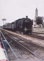 18 603 fhrt durch den Illertisser Bahnhof,um 1960 