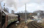 Schnell beschleunig die Dampflok der Baureihe 41 den Sonderzug  bei der Ausfahrt aus Zary.