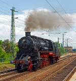 Die Dreizylinder-Güterzug-Dampflokomotive 58 311 der UEF Ulmer Eisenbahnfreunde (ex DR 58 1111-2, ex DR 58 311, ex G 12 Baden 1125), fährt sie am 31.05.2014 beim Dampfspektakel 2014 in den