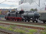BR 78 im Bahnhof Leverkusen-Opladen vor einem Sonderzug auf dem Weg ins Ahrtal.