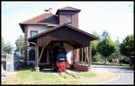 Geschützt unter einem Holzdach stand am 2.8.1999 die Dampflok 997202 der ehemaligen Bundesbahn Strecke Mosbach - Mudau am früheren Bahnhof in Mudau.