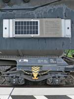 Dieses aus zwei Aufnahmen zusammengestellte Bild von einem GPS-Gerät zur Lokalisierung von Güterwagen ist über dem Fahrgestell am Rahmen eines Kesselwagens angebracht.