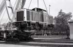 Ausstellung zur 150 Jahrfeier der Eisenbahn in Nürnberg hier am 28.5.1985:  Schienekran  Goliath  hatte die 211167 am Haken.