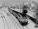 Am 7.12.1980 verlässt die 216 114 Eberbach aus Gleis 5 mit dem  Heckenblitz  Frankfurt Hbf - Stuttgart Hbf in Richtung Neckarelz.